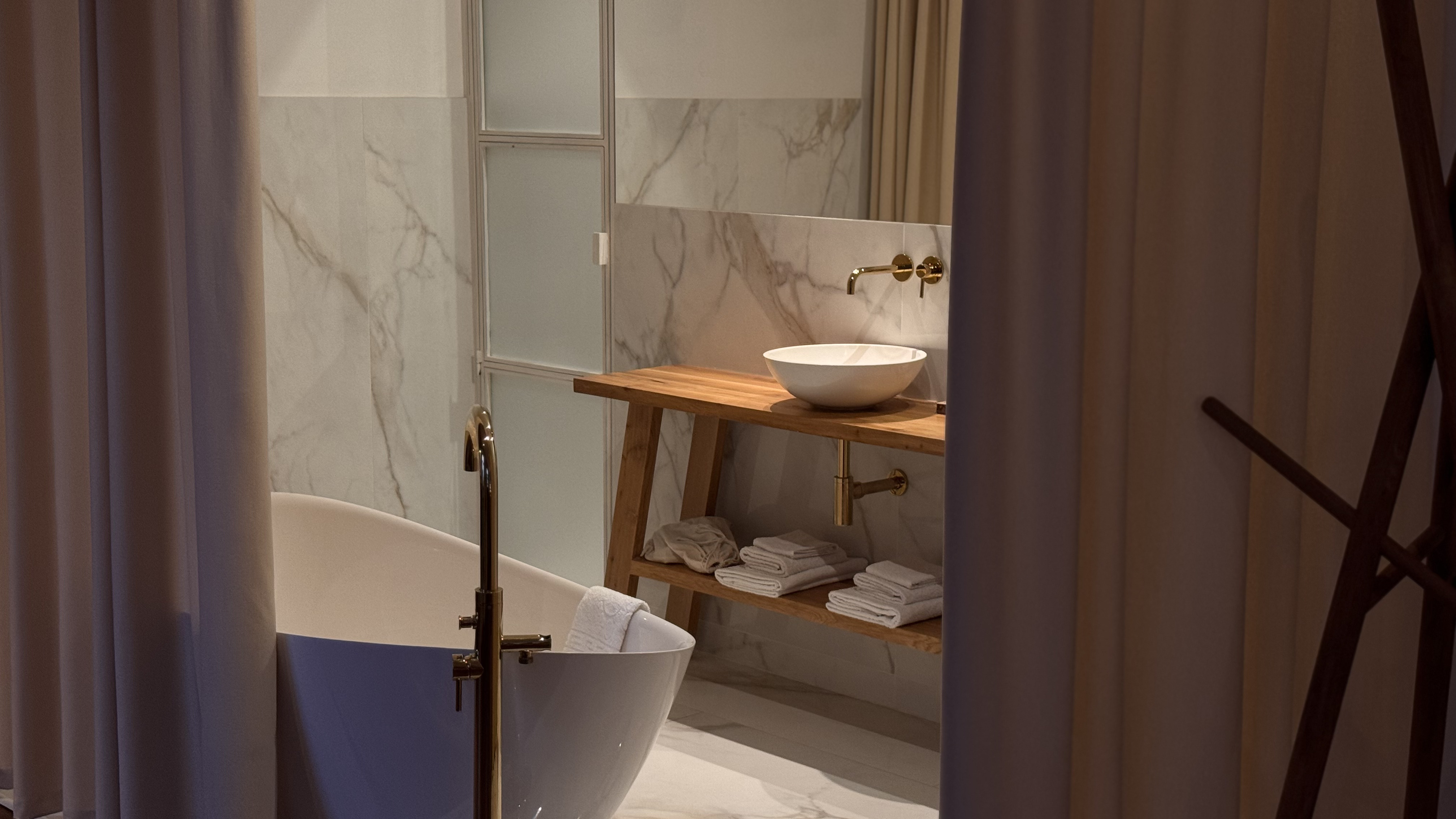 Представительский люкс с балконом и ванной чашей 1